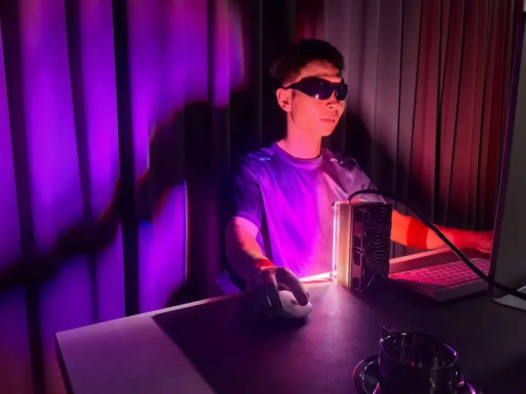 Sweet Aurora-O purple ambient lighting for desk scenes, paired with stylish eyewear to match the vibe of the space